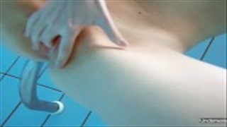 Publiczna ślicznotka prezentuje swe boskie ciałko