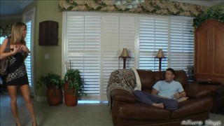 Duży facet spuszcza się na twarz blondynki