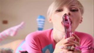 Młoda okularnica z penisem w ustach