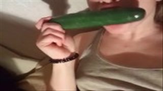 Brat zabawia się z blond siostrą