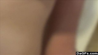 Wślizgnęli się z rudą laską do budynku