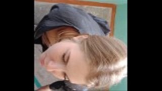 Słodka myszka klęczy i ciągnie penisa