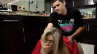 Posuwa dojrzałą babeczkę w kuchni