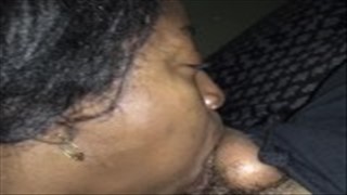 Murzynka ciągnie wielkiego penisa