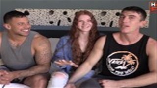 Seks z rudą i blondi w zmysłowym trójkącie