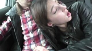 Brunetka ciągnie małego penisa