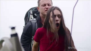 Seks na trawie z osiemnastolatką