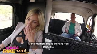 Seks w taksówce z silikonową kotką