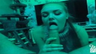 Blond ślicznotka ciągnie długiego penisa