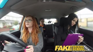 Posuwa dwie suczki w aucie