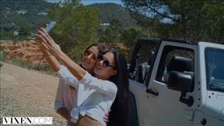 Wakacyjny seks z dwiema brunetkami