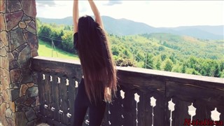 Poranny seks na tarasie ze szczupłą siostrą