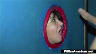 Gigi Rivera z facetem na kanapie