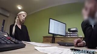 Młoda blondynka ssie fiuta za podwyżkę