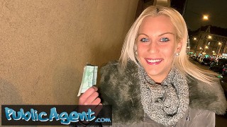 Płaci blondynce za szybki numerek