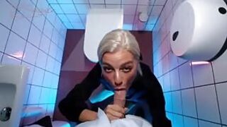 Białowłosa niunia ciągnie penisa w toalecie