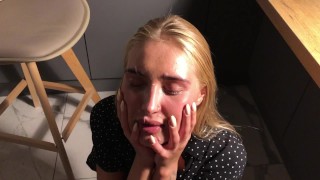 Blond amatorka trzepie sporego fiuta