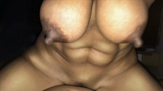 Spuścił się na buzię mamy