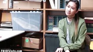 Szybki numerek z orientalną panią na zapleczu