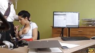 Seks z cycatą laską podczas rozmowy o pracę