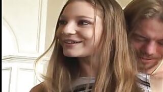 Ładna laseczka dogadza tatusiowi ustami