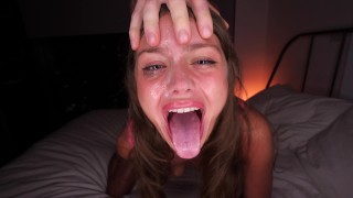 Młoda laseczka preferuje ostry seks