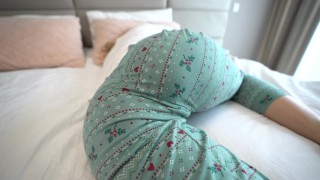 Siostra w leginsach i białych majteczkach