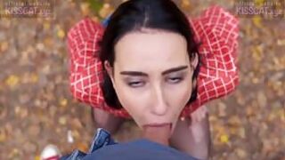 Niezła suczka robi loda w lesie