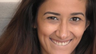 Numerek ze szczupłą dziewczyną na kanapie