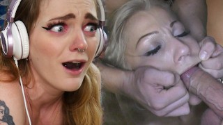 Ogląda porno i się masturbuje