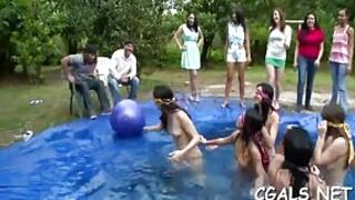 Szalone studentki ocierają cyckami w ogrodzie