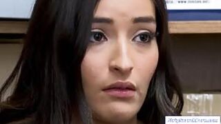 Cudowny seks z brunetką na zapleczu sklepu