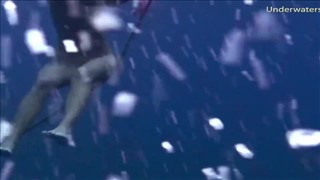 Blondyna liże cipkę obu brunetką