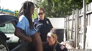 Policjantki ciągną czarnego kutasa pod gołym niebem