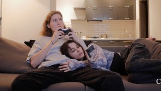 Laska w skarpetkach ujeżdża penisa