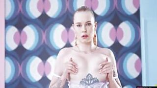 Laska opuszcza majteczki i daje sobie z palca