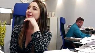 Śliczna sekretarka dogadza szefowi