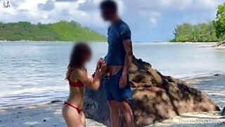 Egzotyczna laska ciągnie fiuta na wyspie