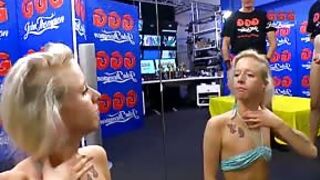 Ostra łania dławi się fiutami w klubie