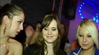 Gorące suczki targają fiuta w klubie