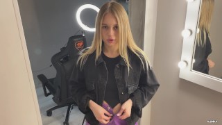 Ładna buźka laluni bzykanej przed lustrem