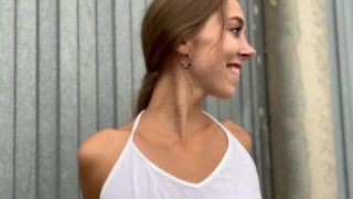 Spust na twarz szczupłej laseczki