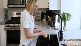 Okularnica ujeżdża kutasa synusia