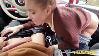 Cudowna panienka ssie penisa w aucie