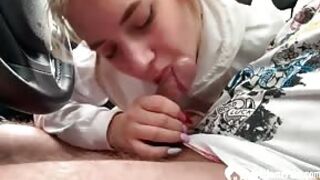 Blada amatorka delektuje się fiutem w aucie