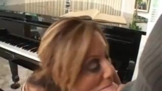 Wytatuowana lalunia bzykana od tylca