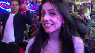 Kamerki - amatorka z małymi cyckami kupiła dildo i pokazuje co umie