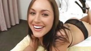 Z uśmiechem bawi się swoimi cycami i mu obciąga