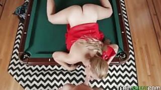 Zabiera się za fiuta na stole bilardowym