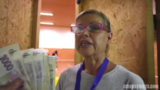 Rżnie Czeszkę i ugniata jej kuperek